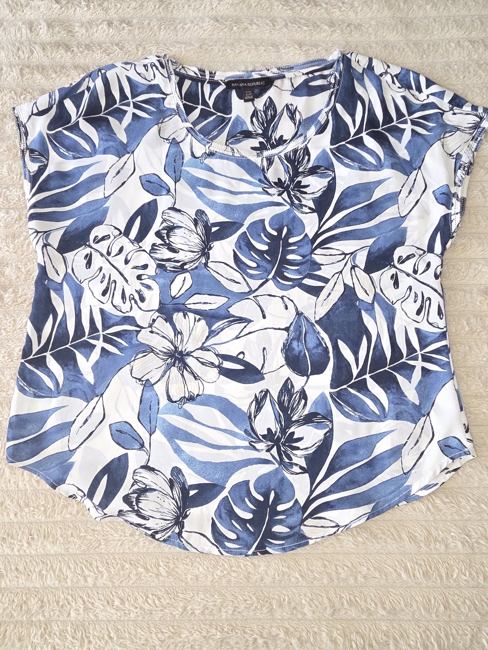 Banana Republic Blue and White Floral Short Sleeve Top